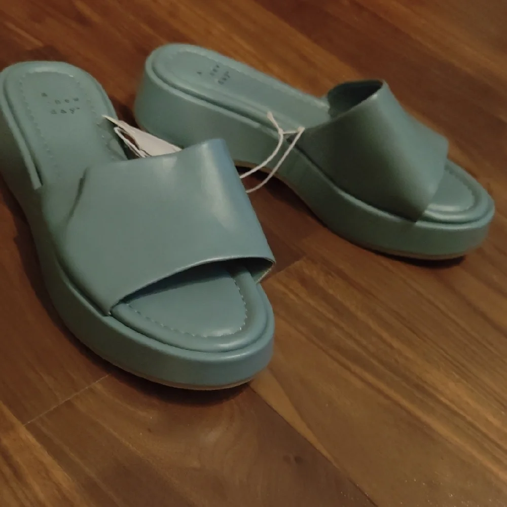 BWT a new day Platform Sandals